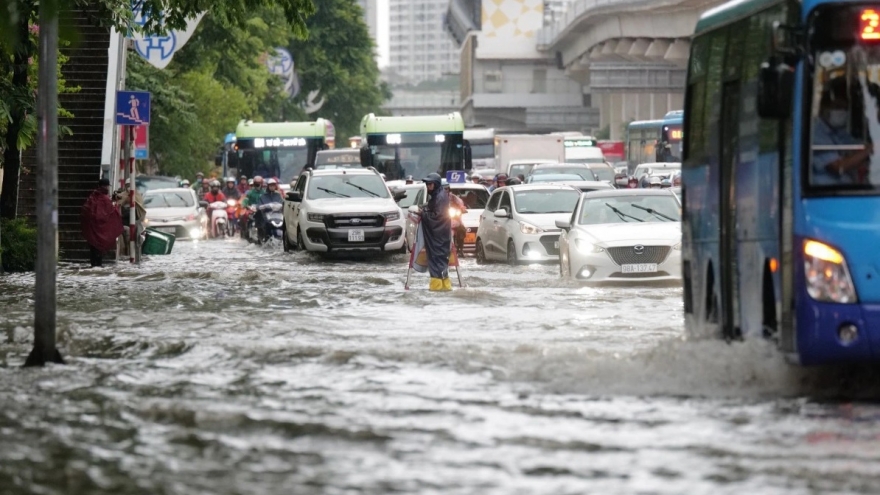 Hà Nội đang có mưa to, cảnh báo ngập lụt ở nhiều tuyến phố